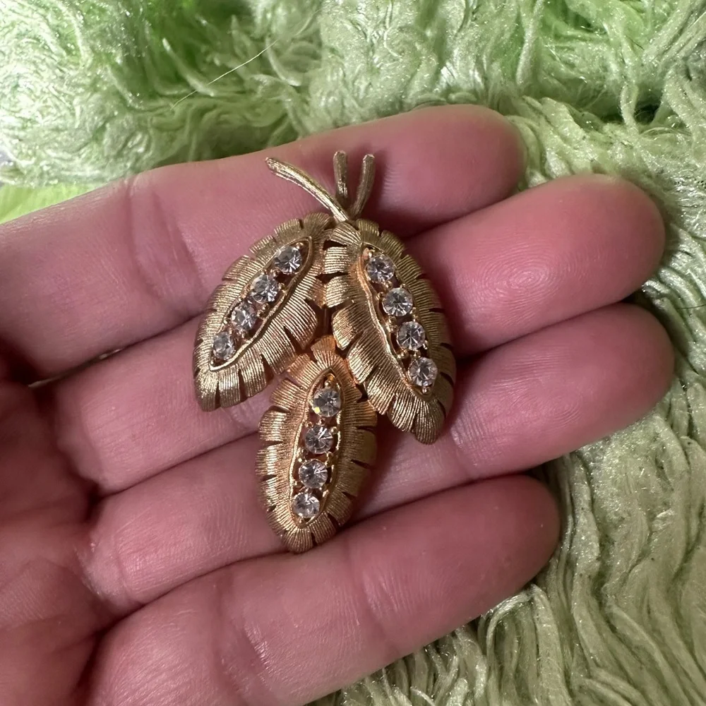 Vintage JJ Gold Tone RhinestoneLeaf Pendant - Picture 2 of 4